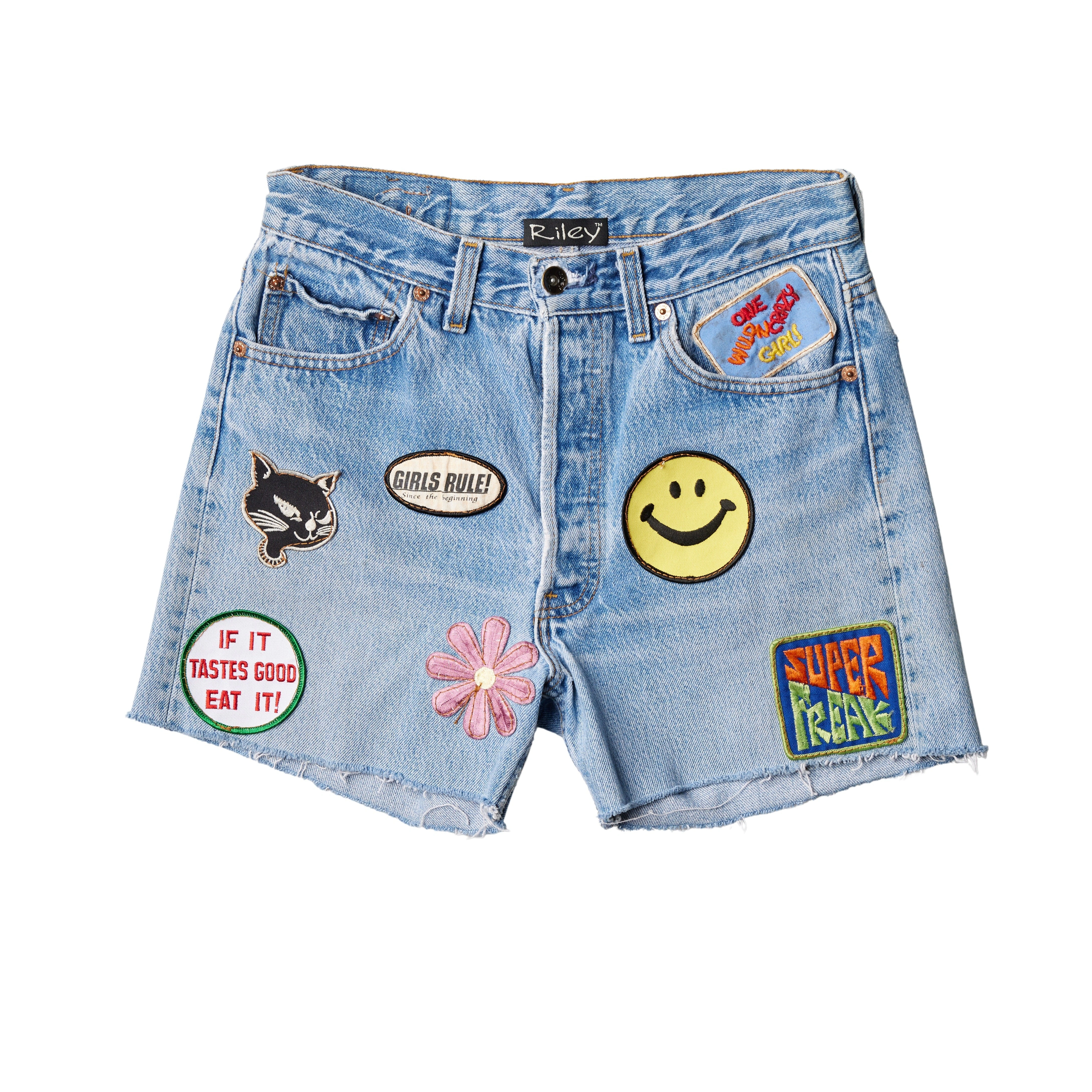 "Shorts Vaqueros Cortados y Reparados: Estilo Vintage y Comodidad Ideal"